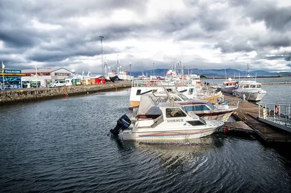 Reykjavik, Islande - 13 octobre 2017 : bateaux à moteur à quai en mer dans un petit village. Yachts en bord de mer sur ciel nuageux. Transport maritime et voyage en bateau. Vacances ou errance et voyages — Photo