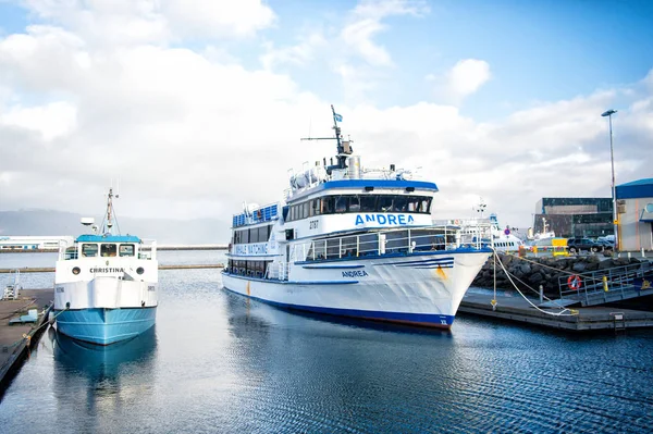 Reykjavik, Islandia - 14 de octubre de 2017: crucero y barco en el muelle marítimo. Buques de mar en la costa en el cielo nublado. Diferentes tipos de transporte acuático. Wanderlust o vacaciones y viajar —  Fotos de Stock