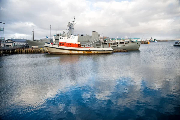 Reykjavik, Islandia - 14 de octubre de 2017: paisaje marino con barcos en puerto. Barcos de mar en el puerto en el cielo nublado. Transporte marítimo y marítimo. Wanderlust o aventura y viajar — Foto de Stock