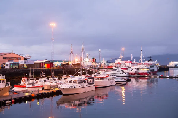 Reykjavik, Islandia - 14 de octubre de 2017: yates en las luces del muelle al atardecer. Barcos de vela en la costa en el cielo de la noche. Transporte de agua y viajes por mar. Vacaciones o ansia de viajar y viajar — Foto de Stock