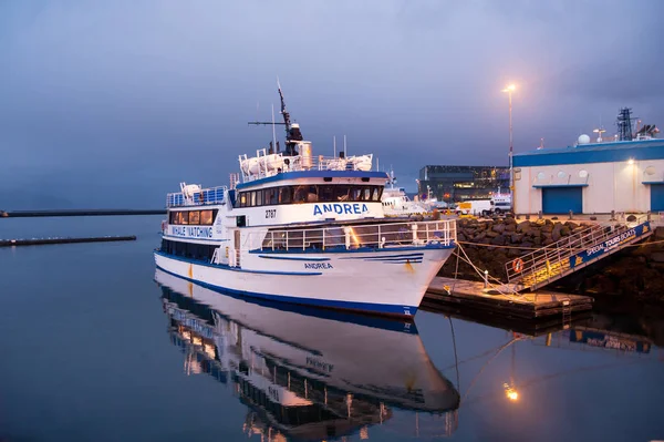 Reykjavik, Islandia - 14 de octubre de 2017: crucero en el muelle marítimo al atardecer. Nave en la orilla del mar en el cielo de la noche. Transporte y transporte por agua. Wanderlust o vacaciones y viajar — Foto de Stock