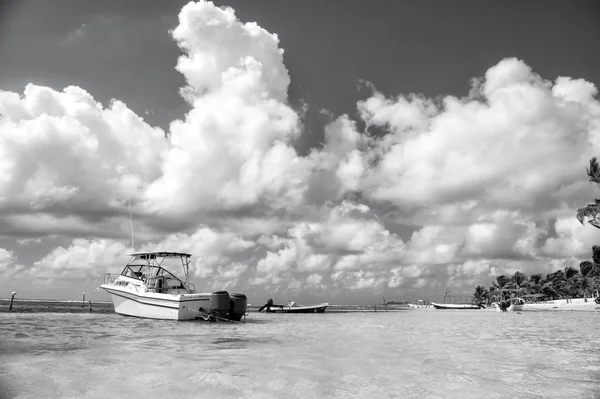 Barco branco em mar azul-turquesa na Costa Maya, México — Fotografia de Stock