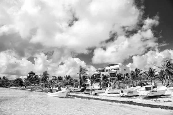 Plage de la mer avec des bateaux sur sable blanc, Costa Maya, Mexique — Photo