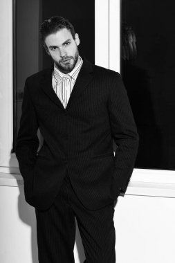 Genç moda sakallı iş adamı