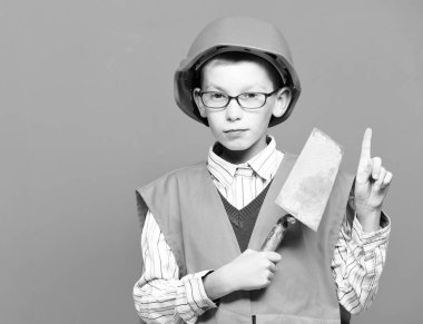 Genç, şirin inşaatçı çocuk.