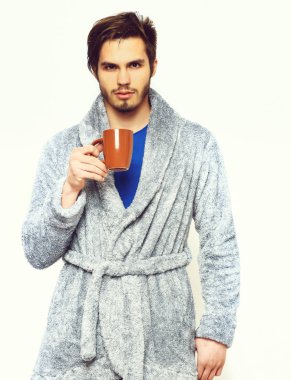 Terry bornozlu yakışıklı sakallı adam.