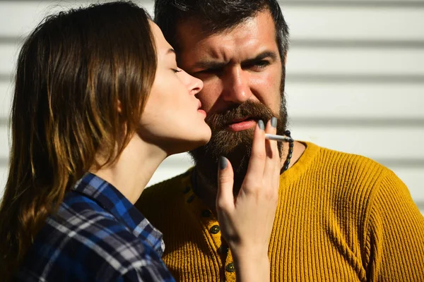 Mal hábito y concepto de relación. Pareja enamorada fuma juntos —  Fotos de Stock