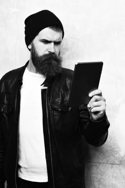 Barbudo brutal caucasiano hipster segurando tablet — Fotografia de Stock