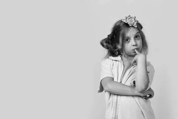 School meisje en papier strik voor huidige dozen — Stockfoto