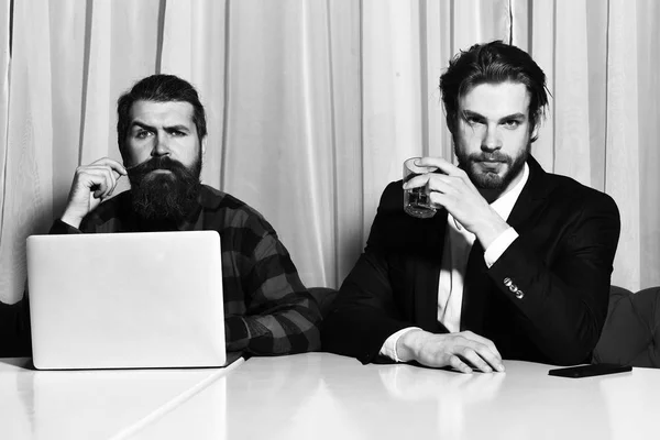 Bebaarde mannen, zakenmannen met glas whisky, laptop en telefoon — Stockfoto