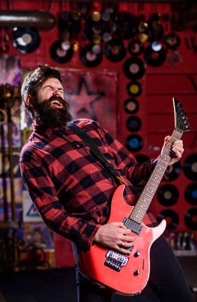 Концепция рок-звезды. Молодой рок-музыкант, певец, талантливый артист
.