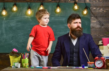 Komik surat ayakta babası tarafından çocuk. Baba ve oğlu bir yöne bakan. Akıllı takım elbise bir korsan gibi şaşı adam