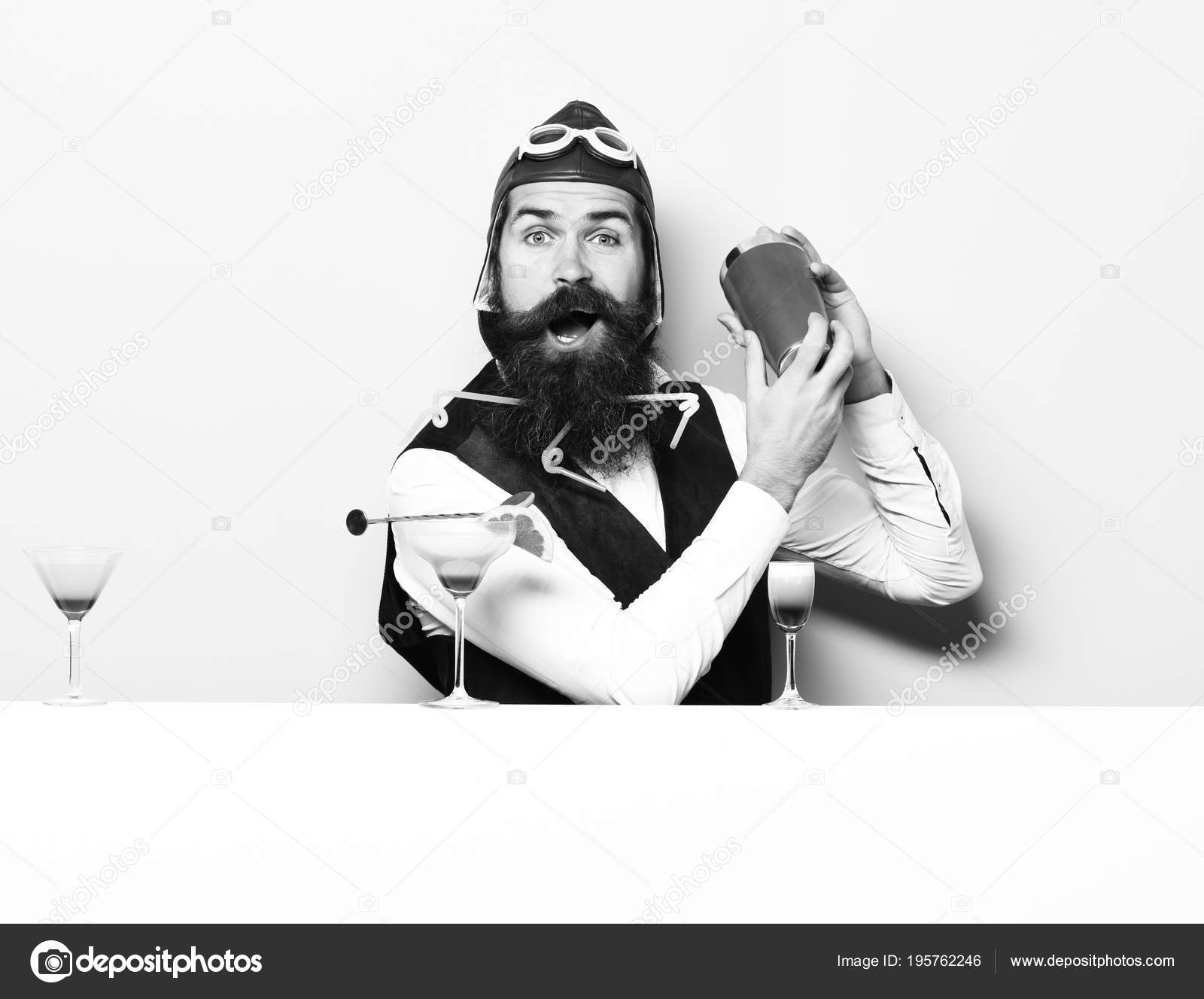 Счастливый Красивый Бородатый Пилот Стоковое Фото ©stetsik 195762246