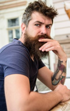 Geri kalan kafe teras adam. Yenilikçi, istemci, düşünceli yüz oturur Cafe'de açık üzerinde ziyaretçi. Sakal ve bıyık kafe teras yorgunluk sakin havada olan adam. Sakallı maço kavramı.