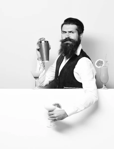 Komik yakışıklı sakallı barmen. — Stok fotoğraf