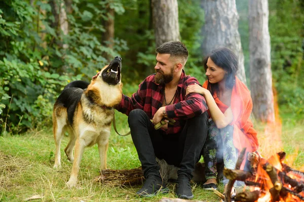 Verliebtes Paar, junge glückliche Familie verbringt Freizeit mit Hund. — Stockfoto