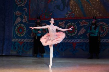 Kiev, Ukrayna - 7 Nisan 2017: bale Corsar ya da Le Corsaire sırasında Ukrayna Ulusal opera adlı dans bale dansçısı genç balerin