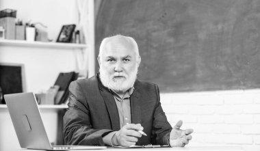 Okul dersinde kıdemli öğretmen. kara tahtada üniversite öğretmeni. Üniversite öğretmeni. dizüstü bilgisayar ile olgun öğretmen. öğretmenler odası. Uzaktan eğitim kavramı. Okul inovasyonu. ofiste işadamı