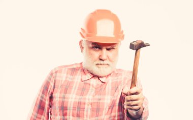 Handyman ev tamiri. Deneyimli mühendis. Onarım veya yenileme. Onarım atölyesi. Onarım konsepti. Kıdemli foreman işçisi. Ev geliştirme onarımı. Adam sakallı işçi kask tutun çekiç giymek