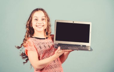 Girişim işi. Dijital çağda çocuk gelişimi. İnternet sörfü oyna. Evde eğitim gördüm. Defterli mutlu kız. İnternetten alışveriş. Okul projesi. İlginç bir ders. Ders online