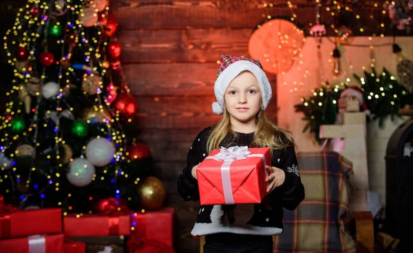 Su presente envuelto y embalado. Adorable niño llevando cajas de regalo bellamente envueltas. Feliz niña sosteniendo cajas de regalo el día del boxeo. Niño pequeño recibiendo Navidad o regalo de año nuevo —  Fotos de Stock