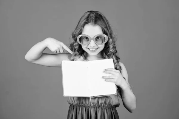 Pequena menina beleza escrever suas memórias. fazer planos para férias de verão e férias. notas do diário. pequena menina feliz em óculos com notebook. livro de leitura. Moda de verão. espaço de cópia. olhando para dentro — Fotografia de Stock