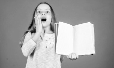 Okumada mükemmeldir. Mutlu küçük kız kitap okumayı sever. Sevimli küçük çocuk ev okuma için açık kitap ile gülümseyerek mutlu. Okuma da eğitim, kopyalama alanı