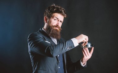 Aşçılık uzmanı. Garson adam. Mükemmel bir tarif. Sakallı olgun hipster restoranda yemek tepsisi tutun. acımasız kafkas hipster metalik çanak tutun. Sakallı adam şef yemek sunuyor. takım elbiseli işadamı
