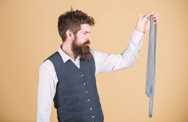 Her erkek için mükemmel bir aksesuar. İş adamı, resmi kravat aksesuarına bakıyor. Acımasız beyaz adam tutan moda aksesuar. Sakallı adam seçim durum aksesuarı