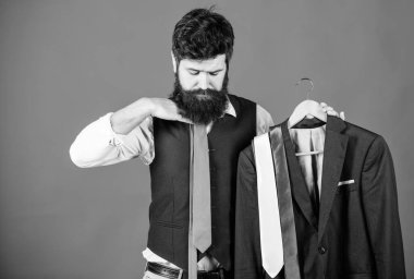 Eşleşen kravat kıyafeti. Sakallı hippi adam kravat takıyor ve takım elbise giyiyor. Mükemmel kravat. Alışveriş konsepti. Stilist tavsiyesi. Kravat seçmekte zorlanıyorum. Dükkan yardımcısı veya kişisel stilist servisi