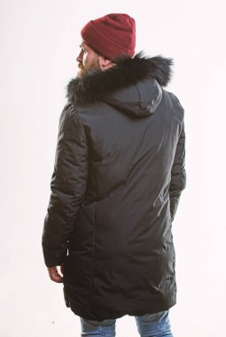 Hood sıcaklık ve hava direnci ekler. Adam stand sıcak ceket parka beyaz arka plan üzerinde izole sakallı. Nasıl en iyi kış ceket tercih. Kış sezonu erkek giyim. Hava geçirmez ceket kavramı