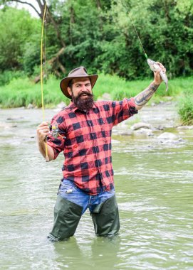 Kancayı tak. Hobi ve spor aktiviteleri. Sudaki sakallı balıkçı. Yaz haftasonu. İyi balık avları. Olgun adam balık tutuyor. Balık tutan adam. Balıkçılar olta kullanma tekniğini gösteriyor.