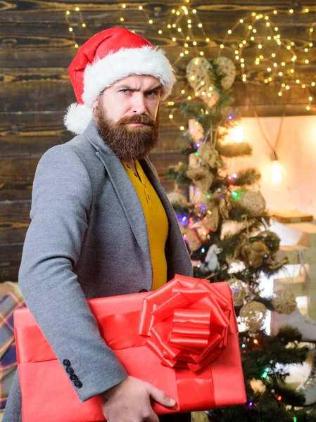 Baard man draagt kerstman hoed dragen kerstmis geschenkdoos. Levering kerstcadeau. Bezorgservice. Kerstcadeau. De kerstman heeft een cadeautje. De kerstsfeer is hier. Verspreid geluk en vreugde — Stockfoto