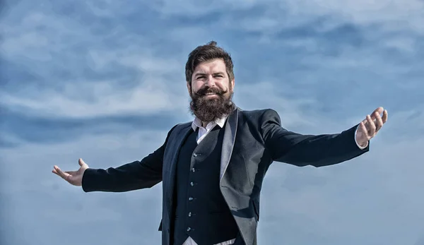 Hombre barbudo feliz. Maduro hipster feliz con barba. Éxito futuro. Moda formal masculina. feliz brutal hipster caucásico con bigote. Empresario contra el cielo. sintiéndose feliz. Joven y libre —  Fotos de Stock