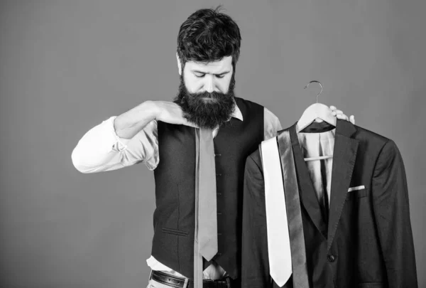 Ταιριαστά ρούχα με γραβάτα. Ο άντρας με τα γένια έχει γραβάτες και επίσημο κουστούμι. Τέλεια γραβάτα. Η ιδέα των αγορών. Συμβουλές στυλίστα. Δυσκολία στην επιλογή της παπιγιόν. Βοηθός καταστήματος ή προσωπική υπηρεσία στυλίστας — Φωτογραφία Αρχείου