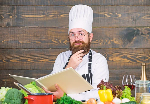 Bereiden van gezond voedsel. Dieet met biologisch voedsel. Verse groenten. Professionele chef-kok in uniform van de kok. Vitamine. man gebruik keukengerei. geconcentreerd man koken in de keuken. Gezonde voeding en vegetarisch — Stockfoto