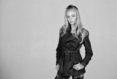 Modaya uygun palto. Kadın makyaj yüz sarı saç yaka ile ceket poz. Giysi ve aksesuar. Kız model ilkbahar ve sonbahar sezonu için ceket giymek. Trençkot moda trendi. Konsepte sahip olmalı