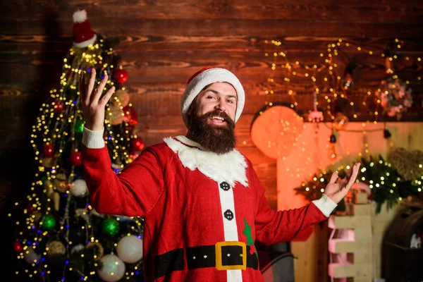 クリスマスの準備だ。クリスマスだ。幸せな新しい2020年。準備はいいか?。クリスマスツリーに髭を生やした男。冬休みだ。ハッピー・ベアード・サンタ・クラス。サンタ・ハットの男。幸せを感じる — ストック写真