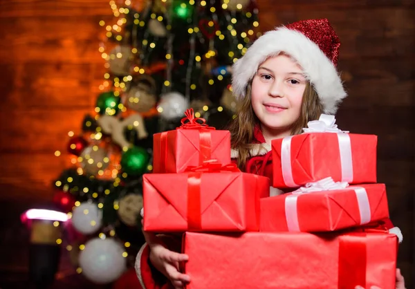 Atmosfera festiva dia de Natal. Menina Santa claus traje segurar caixa de presente de Natal. Compre um presente agora. Um presente aberto. Momentos felizes. Venda de temporada de inverno. Compras e desconto. Natal é hora de dar — Fotografia de Stock