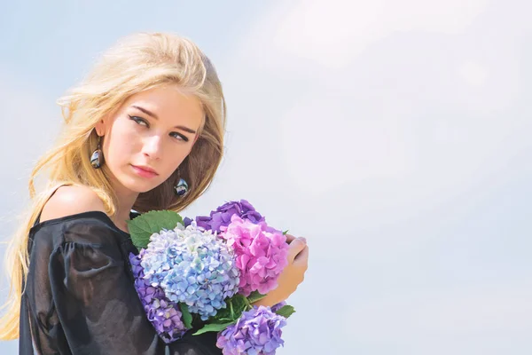 Industria della moda e della bellezza. Festeggia la primavera con il bouquet. Ragazza tenera modello di moda tenere ortensia fiori bouquet. Incontra la primavera con un bouquet fresco. Profumo tenero dei fiori. Bouquet per fidanzata — Foto Stock