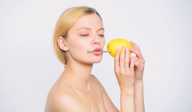 Hobnail doğal pil ile Limon. limon şarj ile kız. Vücudunuzun vitaminlerini şarj edin. limon pil. Limon'da hobnail olan kız. vitamin diyet gıda. sağlıklı bir cilt. enerji ve olumlu ruh hali