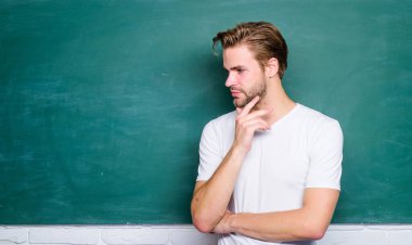 İlginç bir ders. Sınıftaki öğrenci. Üniversite hayatı. Genç öğretmen. Öğretmenler günü. özel ders. Okula dönüyorum. Üniversite kursları. Yurt dışında. Tahtadaki adam. Bilgi almak için.