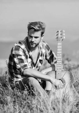 Yalnız geçirdiğin hoş bir zaman. Huzurlu bir ruh hali. Gitarı olan adam doğayı düşünür. İlham verici doğa. İlham arayan müzisyen. Rüya gibi bir gezgin. Wanderlust kavramı. Yaz tatili yaylalar doğa