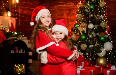 Sihir zamanı. Çocuklar Noel karnaval partisine katılıyor. Noel Baba 'yı bekliyorum. Neşeli ol ve yılda bir kez gelecek Noel için iyi bir tezahürat yap. Şirin kız kardeşler Noel 'i evde kutlarlar.