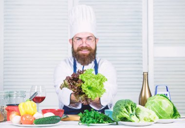 Yemek alışkanlıkları. Şef şapkalı adam. Gizli tadı tarifi. Sakallı adam mutfak, mutfak yemek. Sağlıklı yemekler pişirmek. Diyet ve organik gıda, vitamin. Vejetaryen. Sakallı olgun Şef