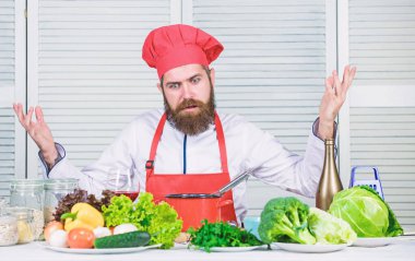 sakallı adam. Şef tarifi. Taze sebzeli vejetaryen salata. Diyet organik gıda. Sağlıklı yemek pişirme. Sakalı olgun hipster. Mutfak mutfağı. Vitamini. Sen-meli denemek