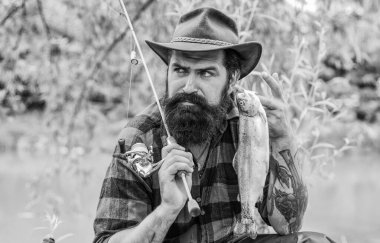 alabalık yakalamak. spor aktivite ve hobi. ormanda deneyimli balıkçı. Başarılı balıkçılık. yaz hafta sonu. büyük balık yakalamak ile adam. olgun adam balık sonra rahatlayın. kamp balıkçı