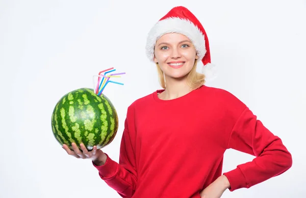 圣诞节后怎么排毒啊？冬季维生素水果配给。女孩戴大礼帽喝西瓜、维生素、鸡尾酒、稻草.女人喜欢喝维生素饮料。圣诞节后的排毒。丰富的维生素配给概念 — 图库照片