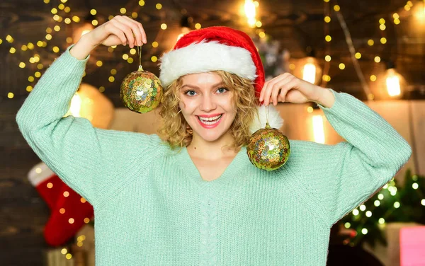 私は新年が大好きです。陽気な女だな。クリスマスツリーを飾る。冬休みの飾り。レッド・サンタ・クラスの帽子の女の子。新年明けましておめでとう。クリスマスの準備だ。新年の飾り帯 — ストック写真