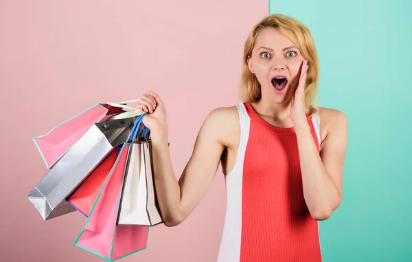 Tevreden met haar boodschappen. Meisje met papieren tassen. Zwart vrijdagconcept. Fijne winkeldag. Kortingen en loyaliteitsprogramma. Echte verkoop. Een vrouw op winkeltour. Retail en consumentisme. Ecologisch effect — Stockfoto